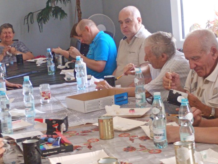 Miniaturka artykułu Warsztaty artystyczne w mieszkaniach wspomaganych – dekoracyjna puszka z efektem starego złota